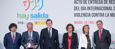 Ignacio Garralda recoge el premio de Igualdad de mano de Mariano Rajoy