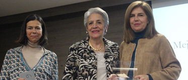 Teresa Campos, directora de Fundación Mutua, recoge el premio de Ocare