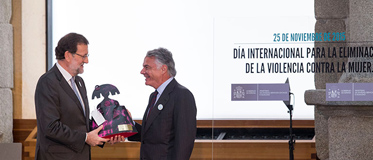 Ignacio Garralda, presidente de Fundación Mutua recoge el premio de manos de Rajoy