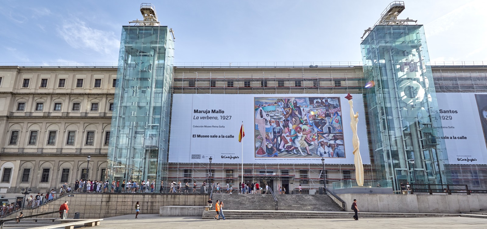 Fachada MUSEO REINA SOFIA con lona expo de Maruja Mallo