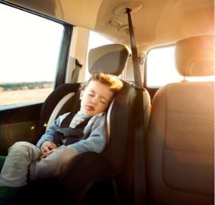 Fotografía de niño en coche